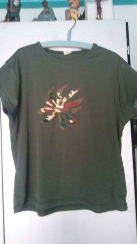 Olijfgroen t shirt maat s, Kleding | Dames, T-shirts, Ophalen of Verzenden, Zo goed als nieuw, Korte mouw, Maat 36 (S)