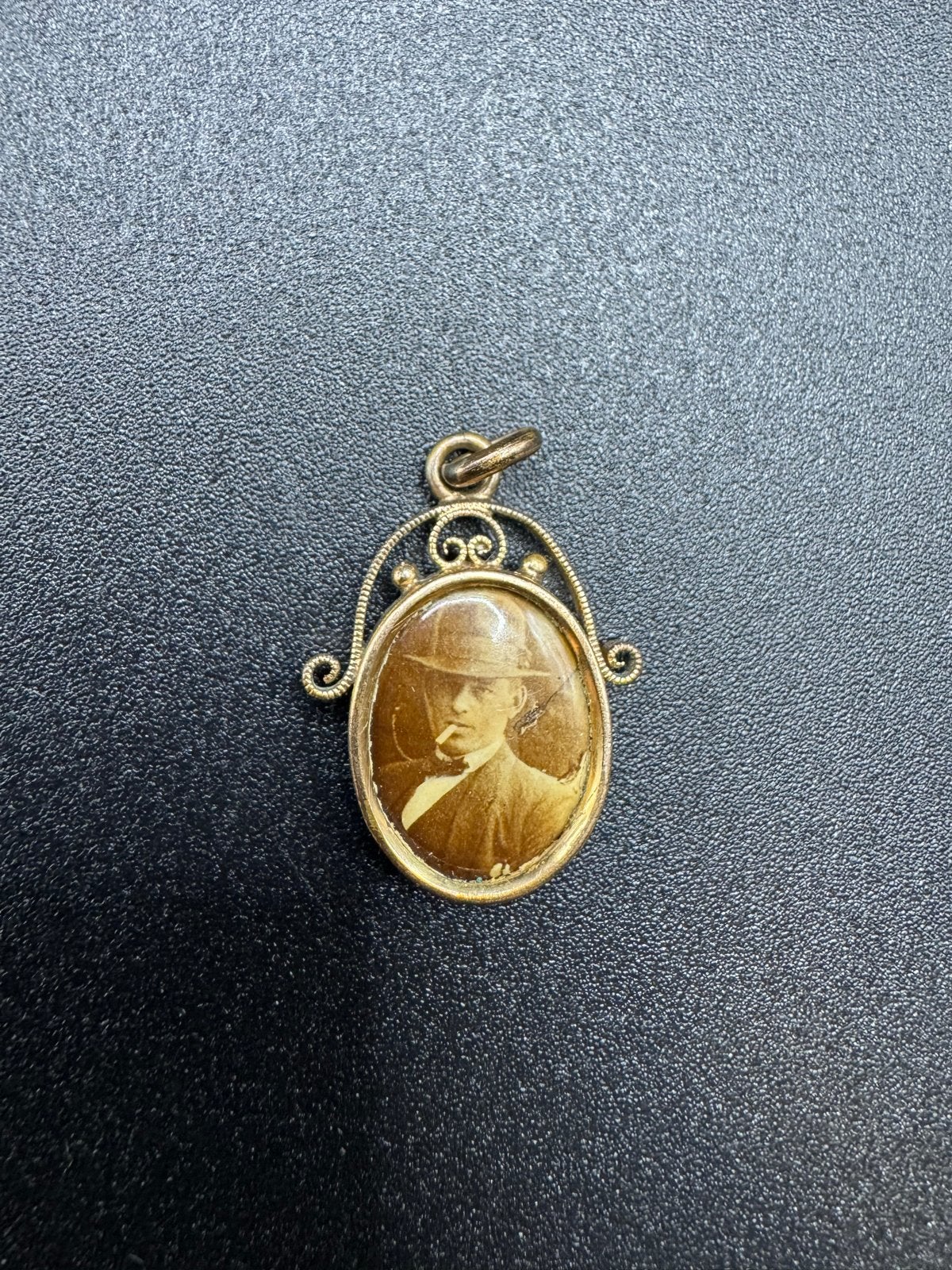 Vintage vergulde hanger met foto van man, Overige materialen, Gebruikt, Overige voorstellingen, Verzenden