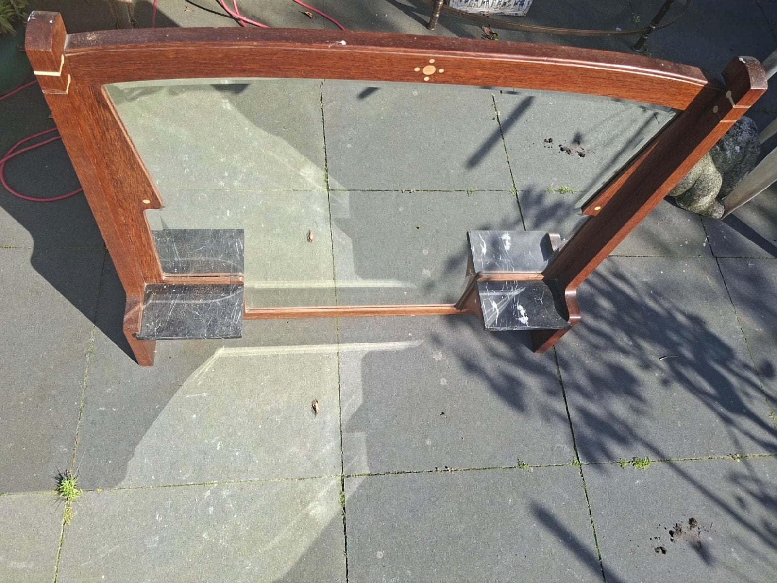 Antieke spiegel met houten frame en marmeren details, Ophalen of Verzenden, Rechthoekig, 50 tot 100 cm, 100 tot 150 cm