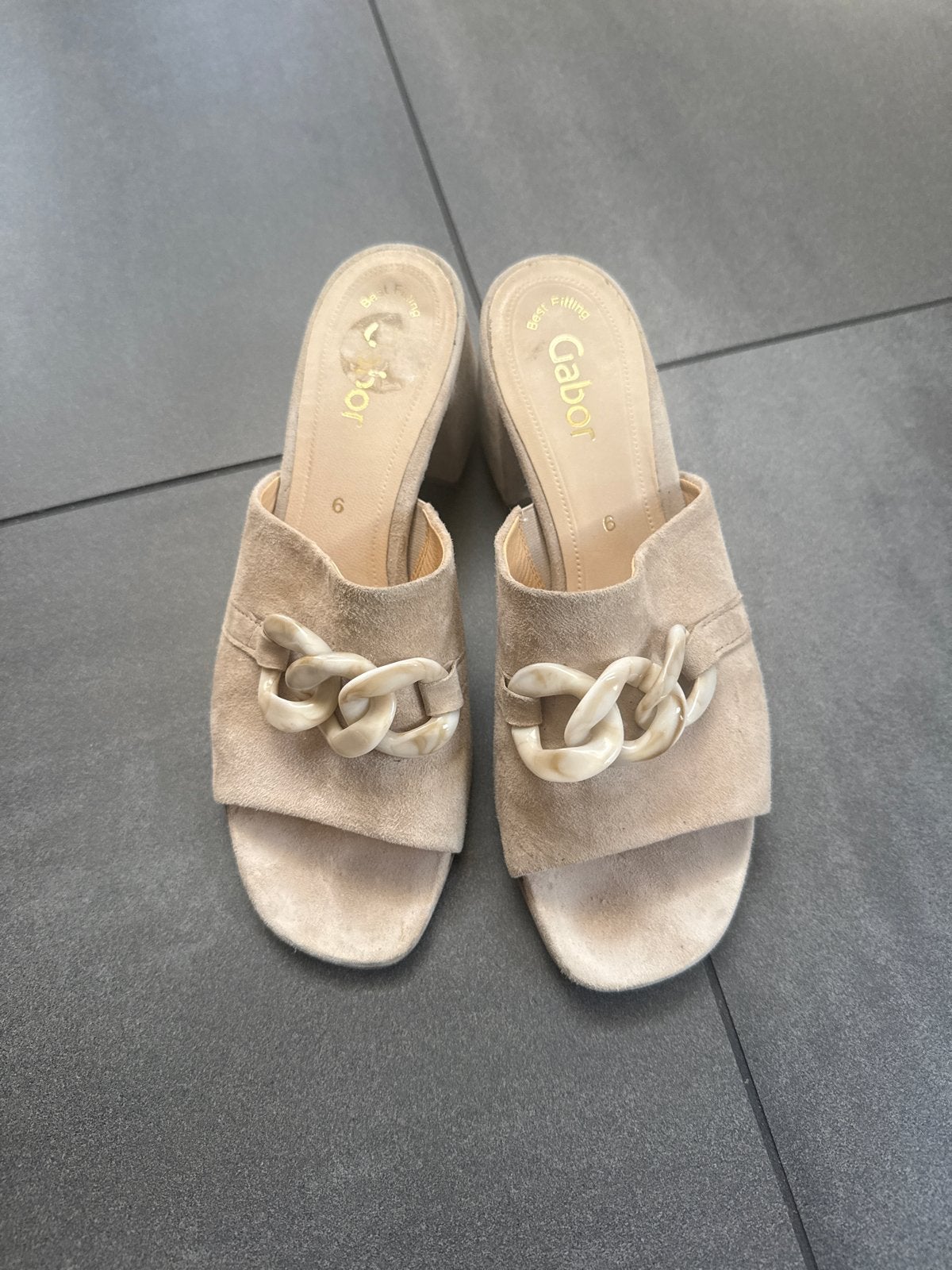 Gabor suède muiltjes met kettingdetail - Maat 39, Kleding | Dames, Ophalen of Verzenden, Zo goed als nieuw, Beige, Sandalen of Muiltjes