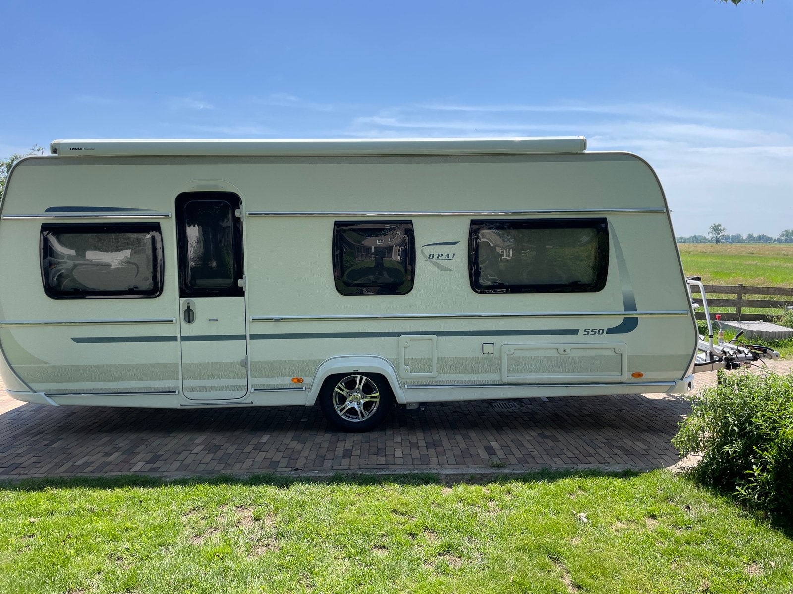 Fendt Opal 550 - Luxe caravan met automatische leveling, 2 aparte bedden, Rondzit, Particulier, Fendt
