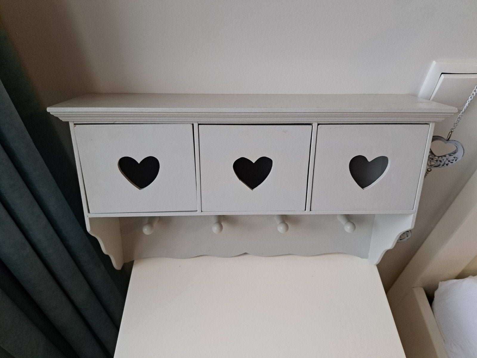 Witte wandplank met hartjes en haakjes, Ophalen, Gebruikt