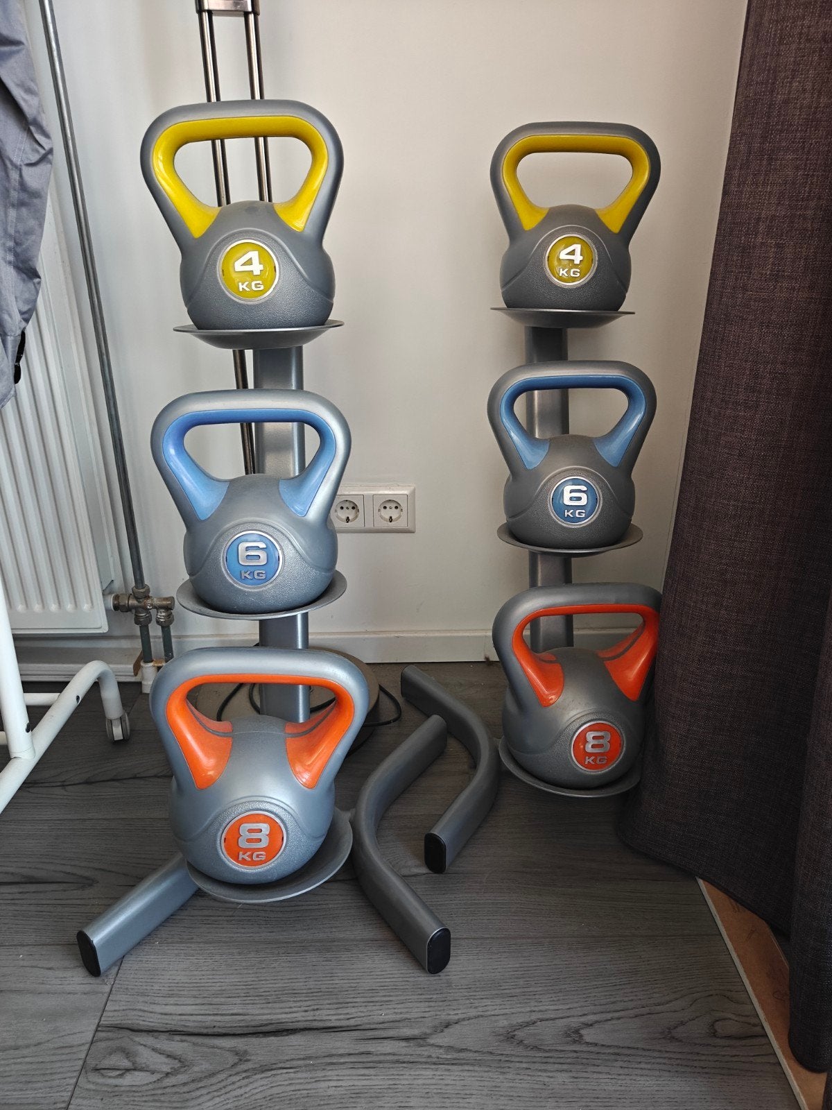 2x Kettlebell set met standaard - 4, 6, 8 KG, Ophalen, Zo goed als nieuw, Benen, Kettlebell