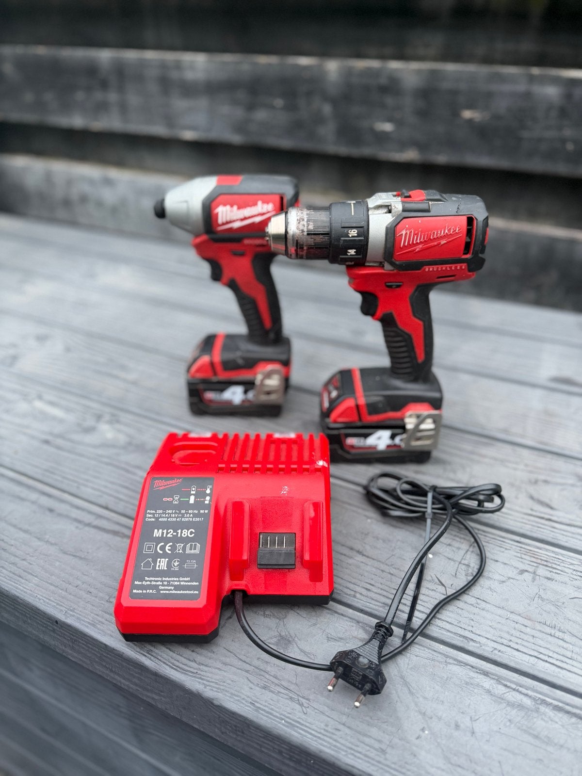 Milwaukee M18 Boor- en Schroefmachine Set met Lader, Variabele snelheid, Ophalen of Verzenden, Boor- en Schroefmachine, Gebruikt