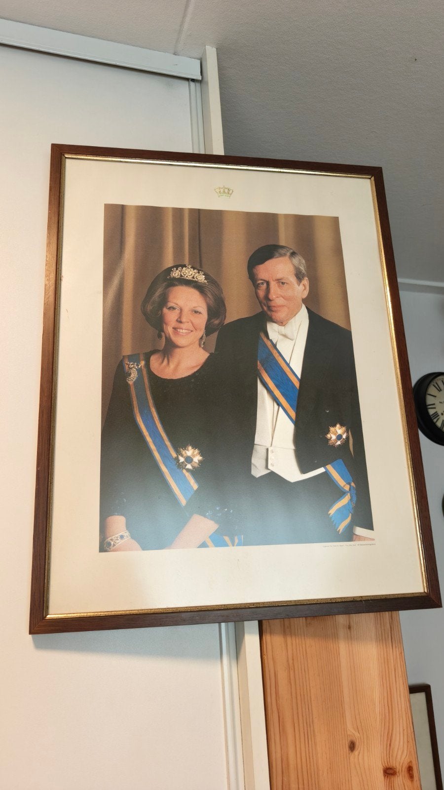 STAATSIEPORTRET BEATRIX&CLAUS 1980 (50x65 cm)., Ophalen of Verzenden, Zo goed als nieuw, Nederland, Kaart, Foto of Prent