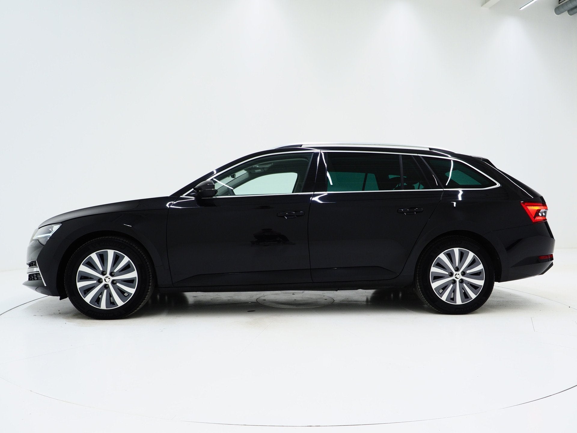 Skoda Superb Combi 1.4 TSI iV 218PK | Leder/Alcantara | Trek, Auto's, Gebruikt, 4 cilinders, Zwart, Hybride Elektrisch/Benzine