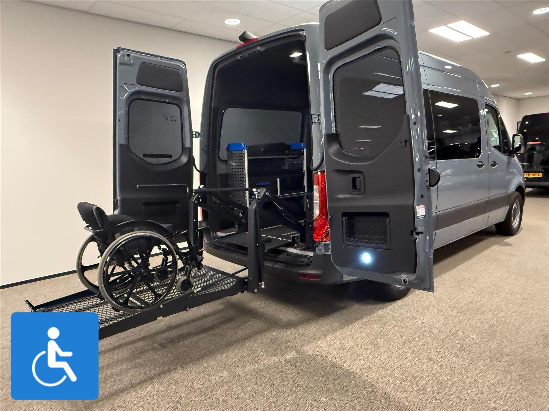 Mercedes Sprinter L2H2 Rolstoelbus Rolstoel voorin, 12 maanden, Stof, Gebruikt, Zwart