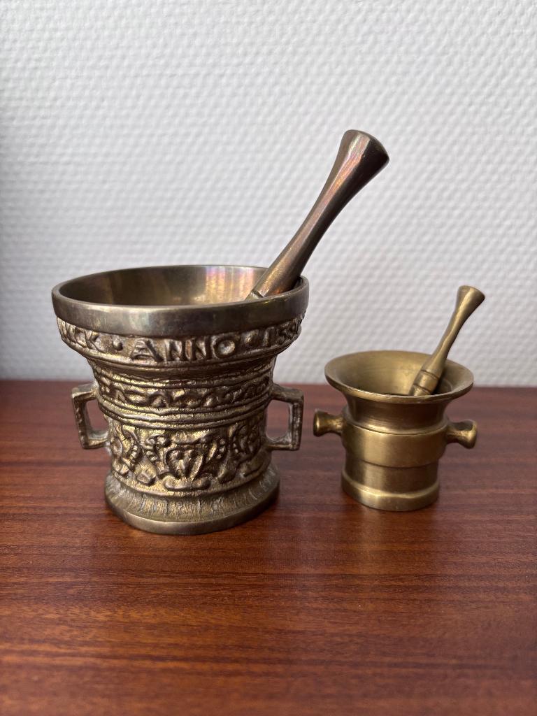 Twee antieke vijzels met stamper (brons/messing), Ophalen of Verzenden, Brons