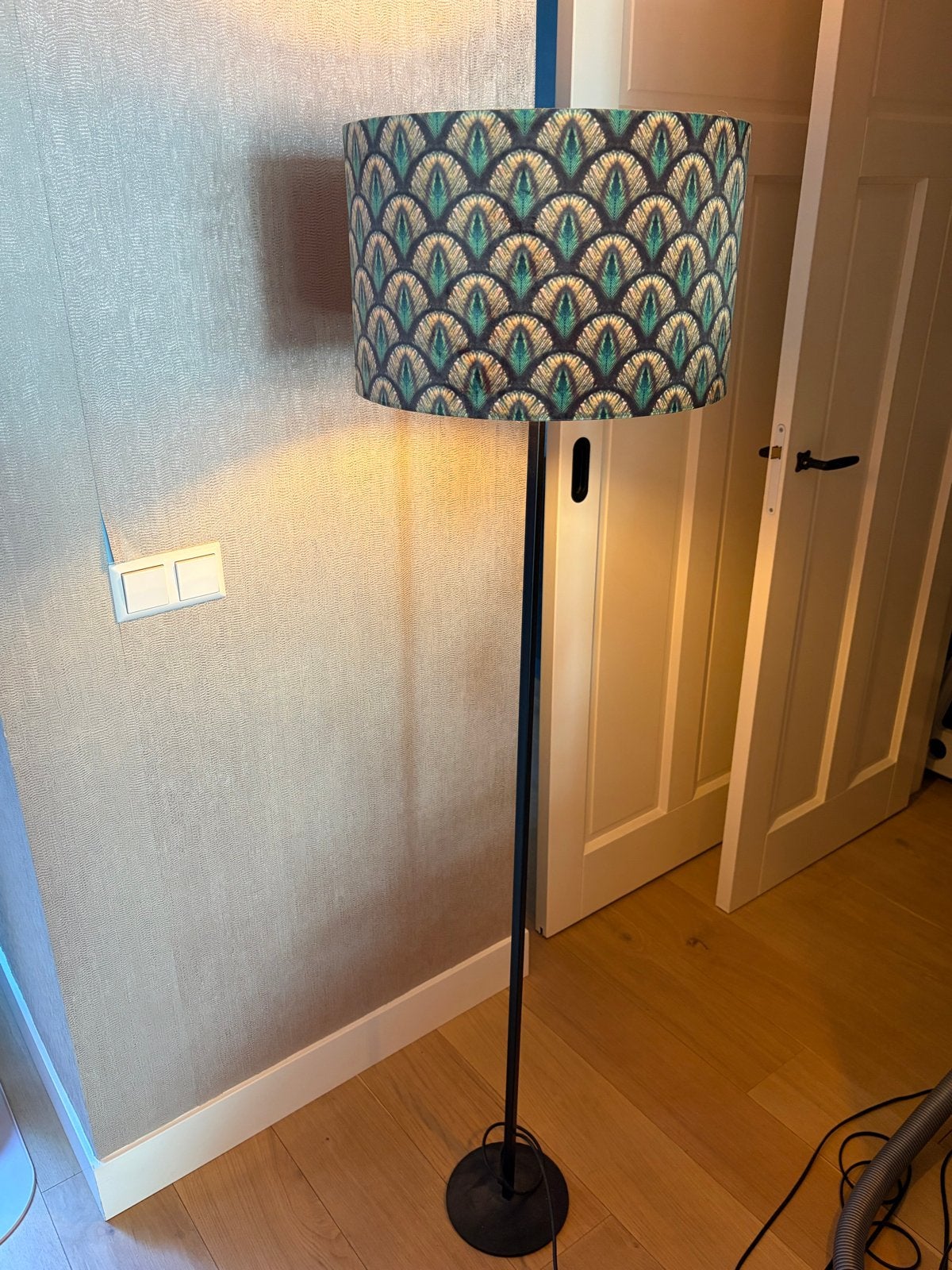 Vloerlamp met pauwenveren patroon, Ophalen, Gebruikt, E27 (groot), Metaal