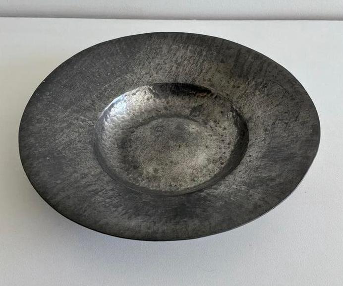 Harald Buchrucker, schaal van gehamerd tin, Antiek en Kunst, Antiek | Tin, Ophalen of Verzenden