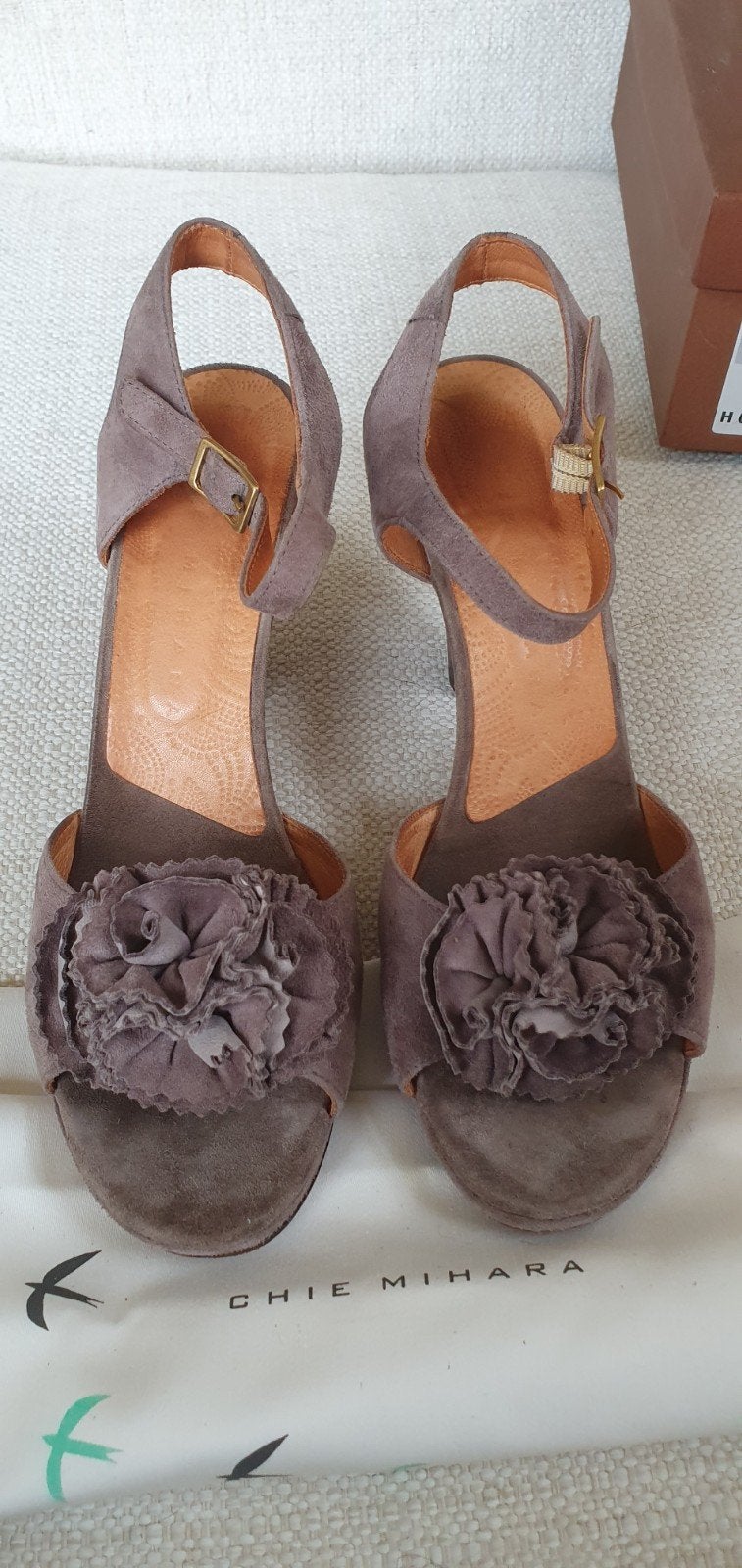 Chie Mihara suède sandalen met bloem - Maat 40, Kleding | Dames, Overige kleuren, Gedragen, Chie Mihara, Sandalen of Muiltjes