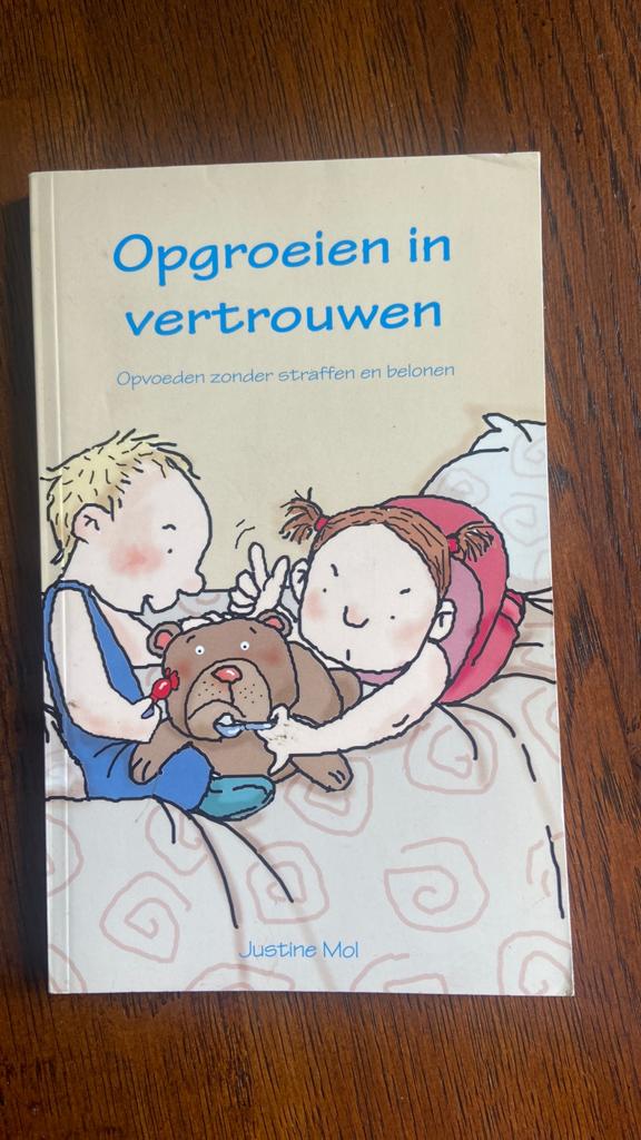 Justine Mol - Opgroeien in vertrouwen, J. Mol, Zwangerschap en Bevalling, Ophalen of Verzenden, Zo goed als nieuw