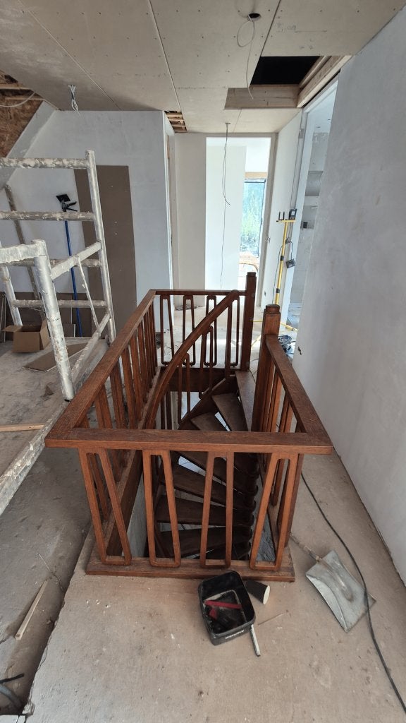 Foto 7 van Hardhouten wenteltrap/spiltrap met leuning en balustrade