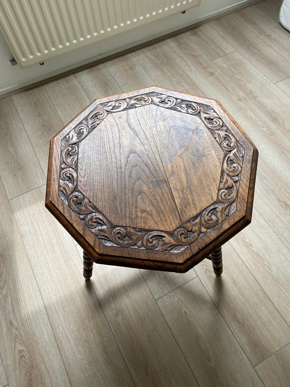 Antieke houten bijzettafel met houtsnijwerk, Ophalen of Verzenden