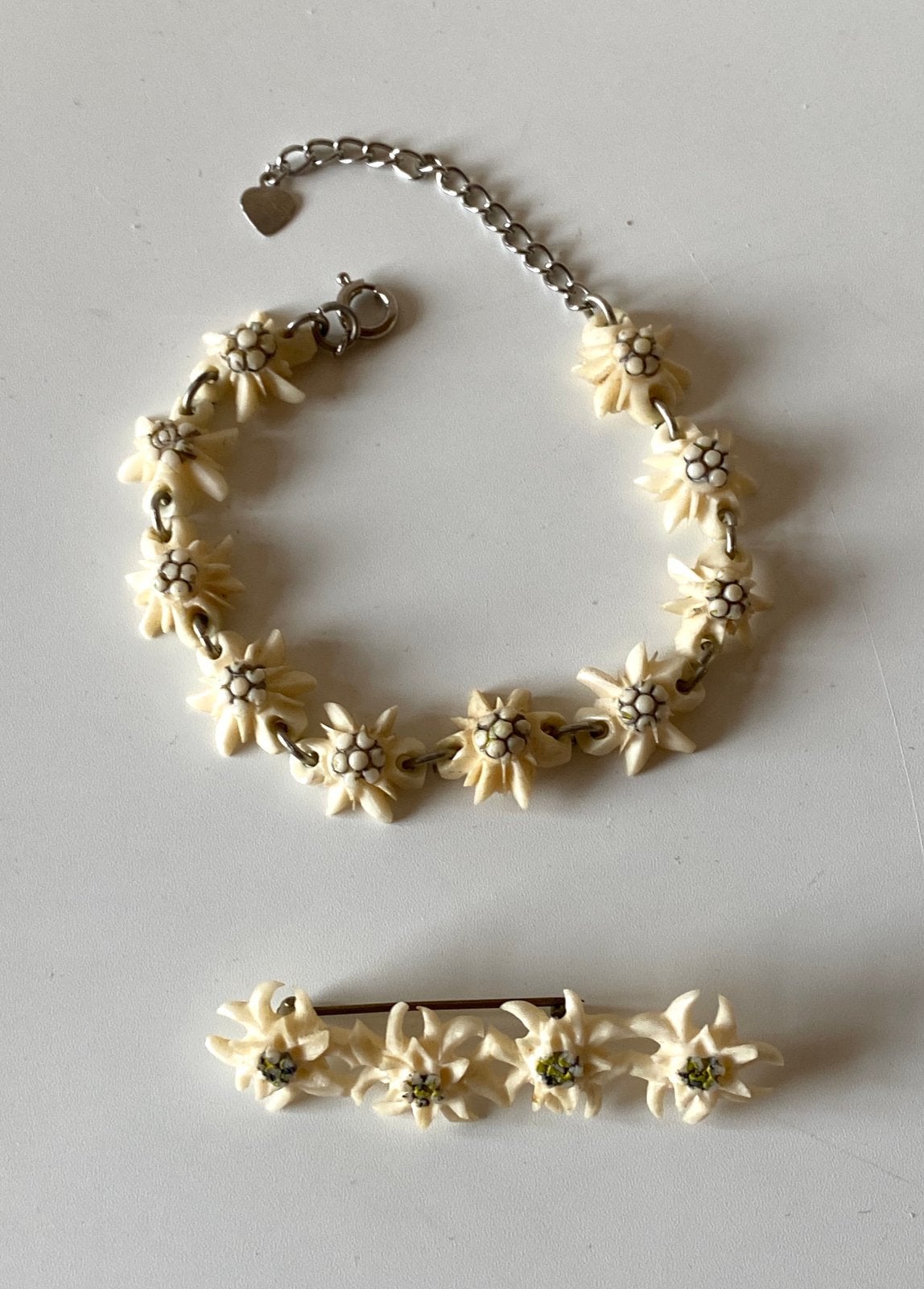 Vintage edelweiss armbandje en broche, Ophalen of Verzenden, Gebruikt, Overige kleuren