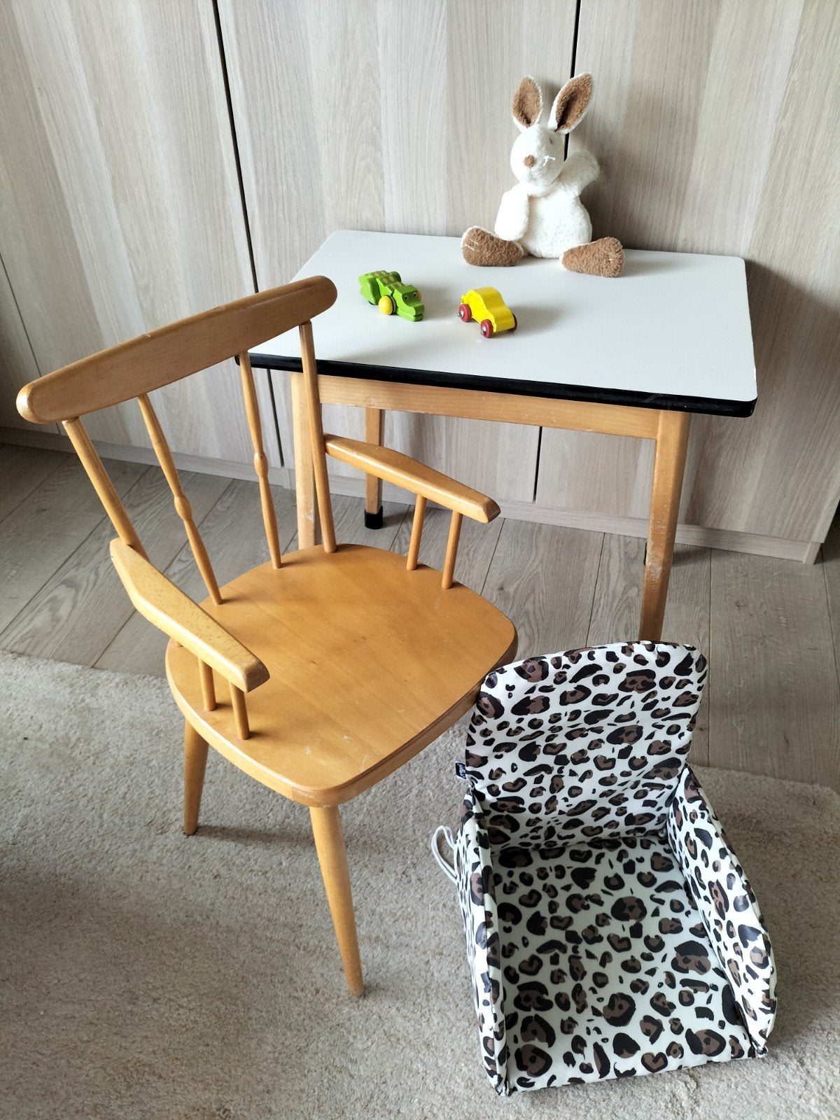 Vintage kindertafeltje en stoeltje hout. Maten zie foto' s., Kinderen en Baby's, Kinderkamer | Tafels en Stoelen, Ophalen, Gebruikt