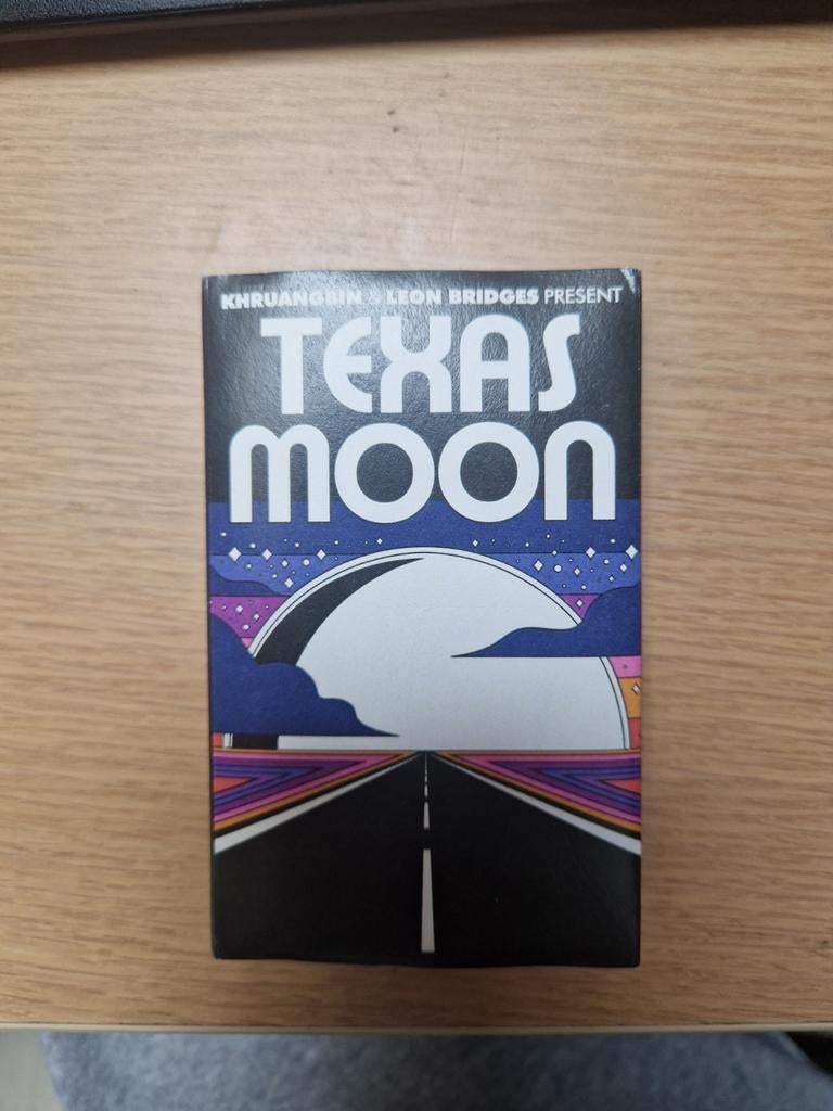 Khruangbin & Leon Bridges - Texas Moon Cassette paper cover, 1 bandje, Ophalen of Verzenden, Zo goed als nieuw, Voorbespeeld