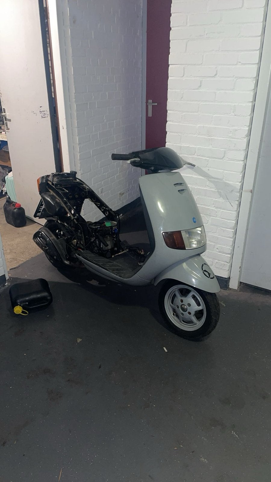 piaggio sfera 125cc start en rijd! zit nog werk aan., Fietsen en Brommers, Ophalen, Zo goed als nieuw, Benzine, Zip