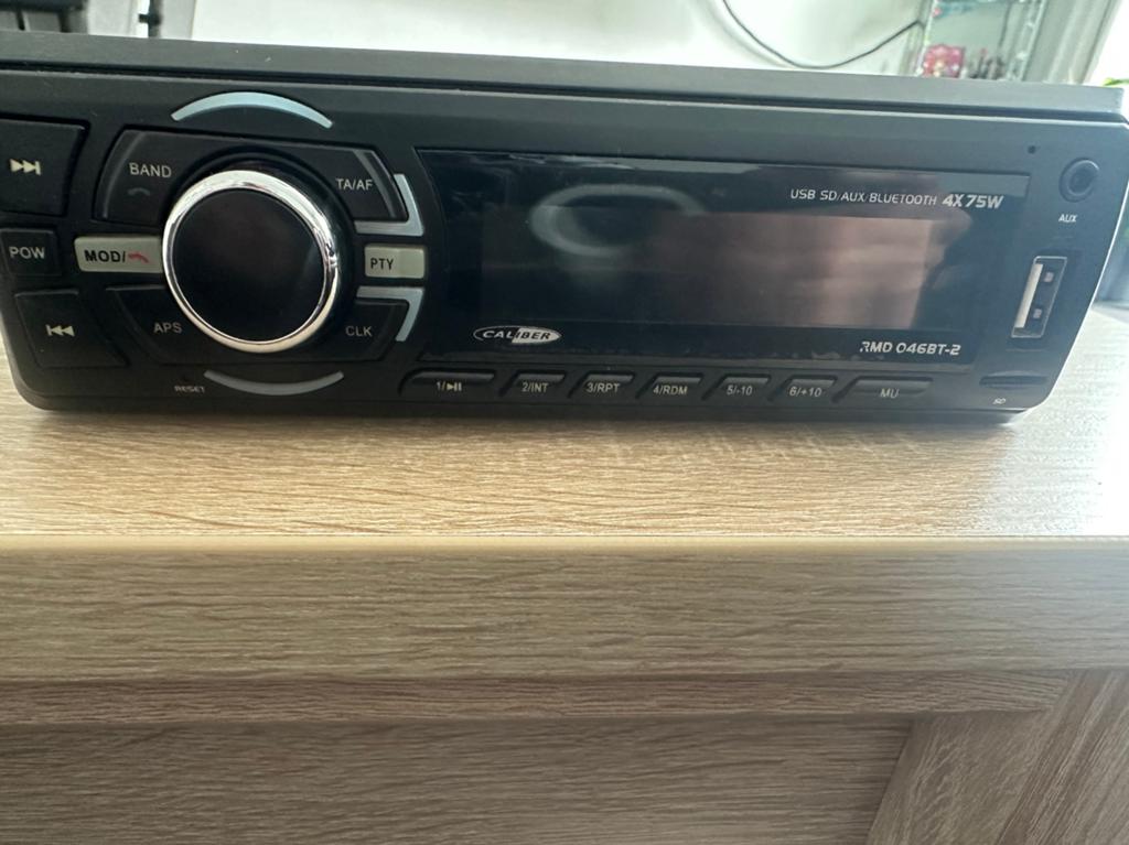 Nette Caliber autoradio 4 x 75 W, Auto diversen, Autoradio's, Ophalen of Verzenden, Zo goed als nieuw