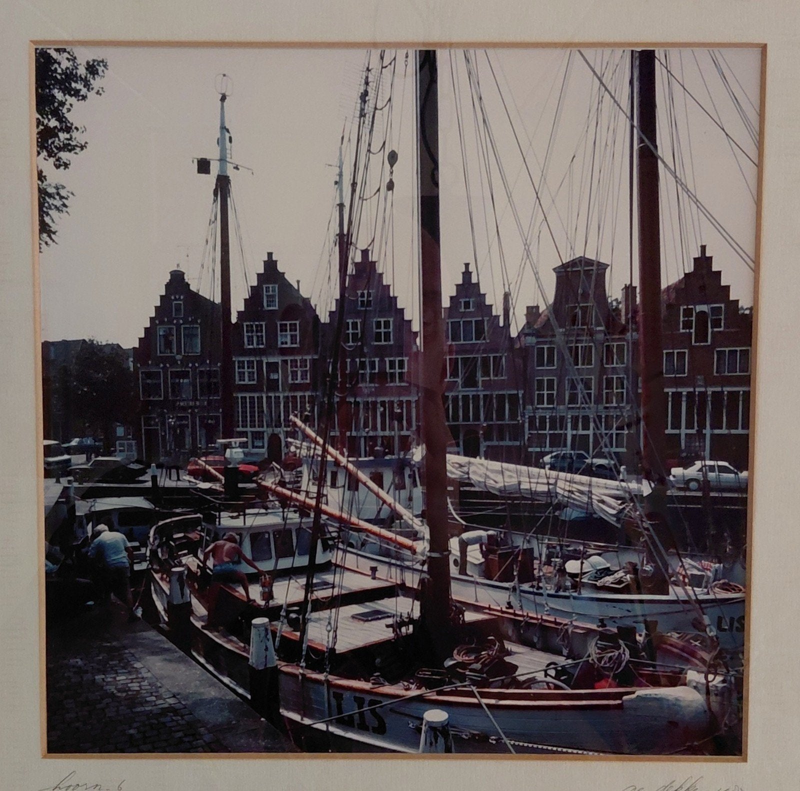 Ger Dekkers - Oude haven Hoorn (1987) - Zuiderzee collectie, Ophalen of Verzenden, Foto, Fotografie, Ingelijst