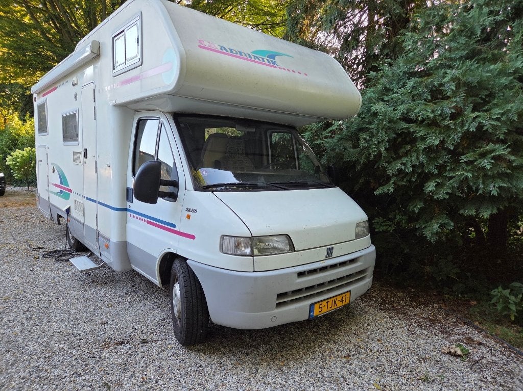 Adria 660DP 2.8 JTD – Nette, complete camper – €17.000, Alkoof, Ringverwarming, Fiat, Achteruitrijcamera