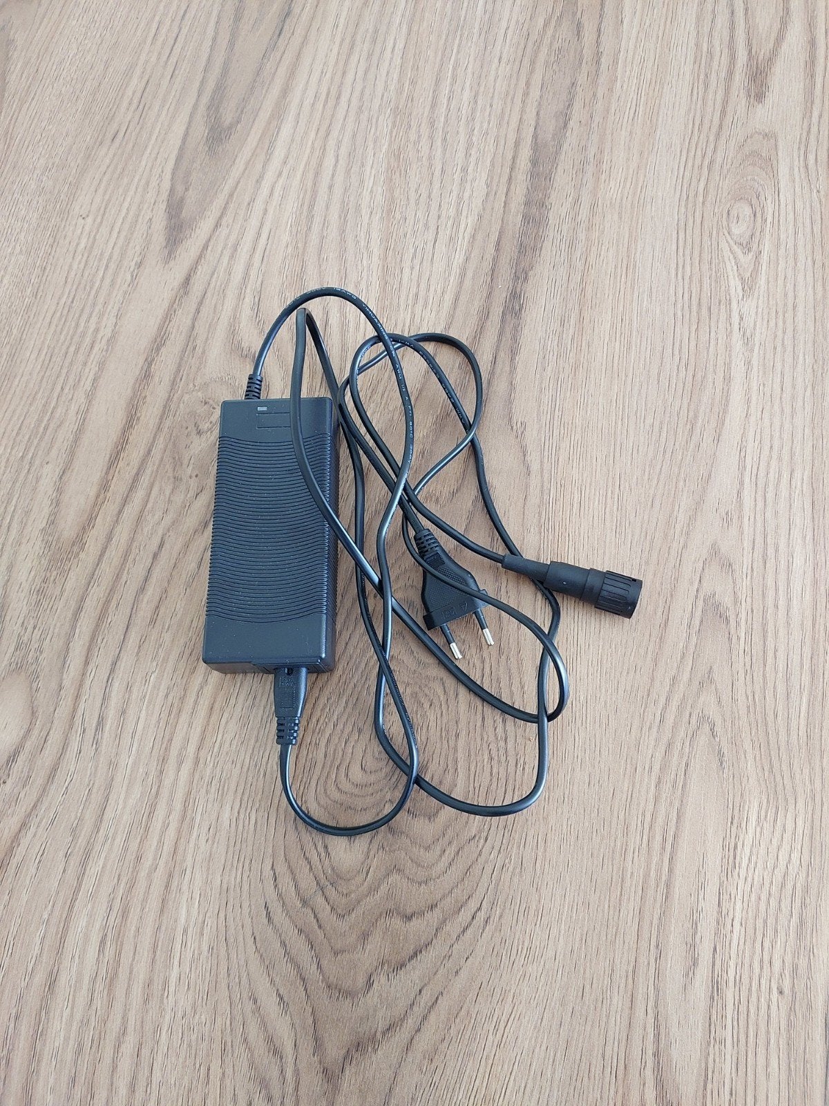 Oplader 42V 2.0A, Gebruikt