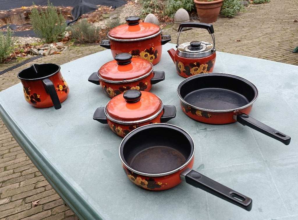Vintage jaren 1970 geëmailleerd 7-delig pannenset oranje, Ophalen of Verzenden, Gebruikt, Overige materialen, Pannenset