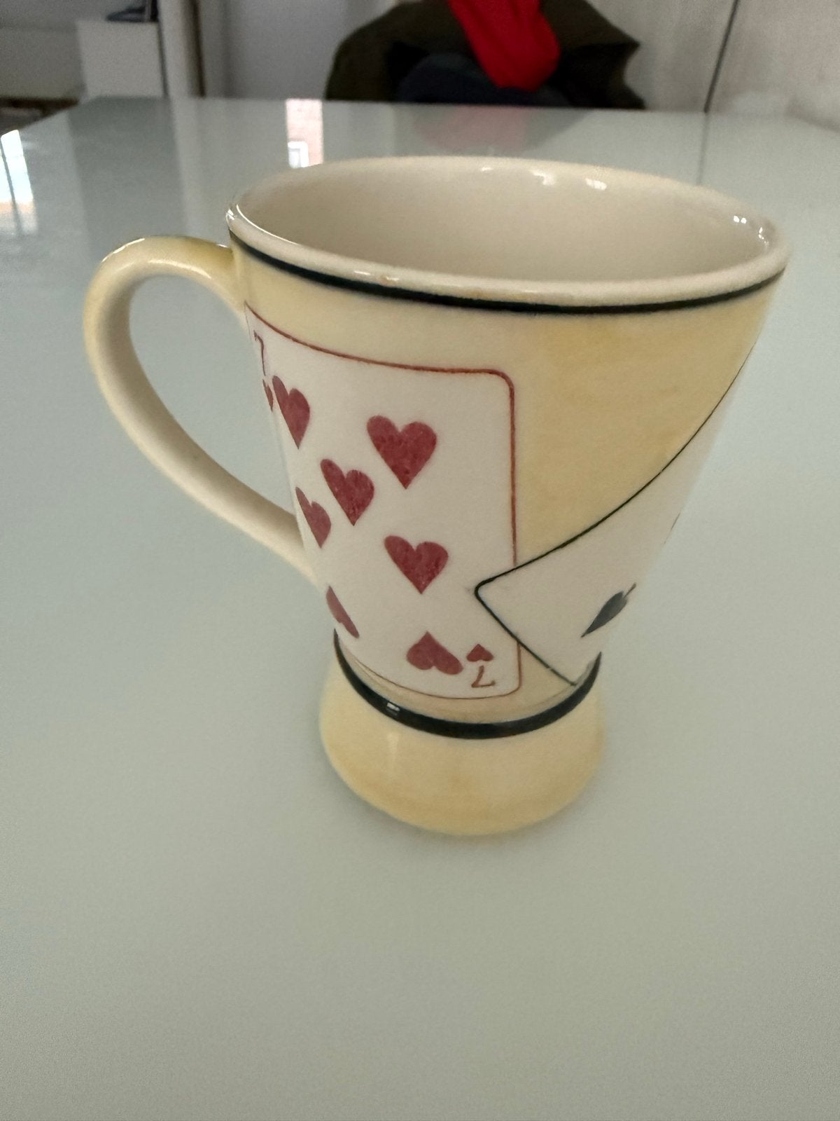 Mok met speelkaarten design - Vic's Hand Painted, Ophalen of Verzenden, Steen/keramiek, Meerkleurig, Overige merken