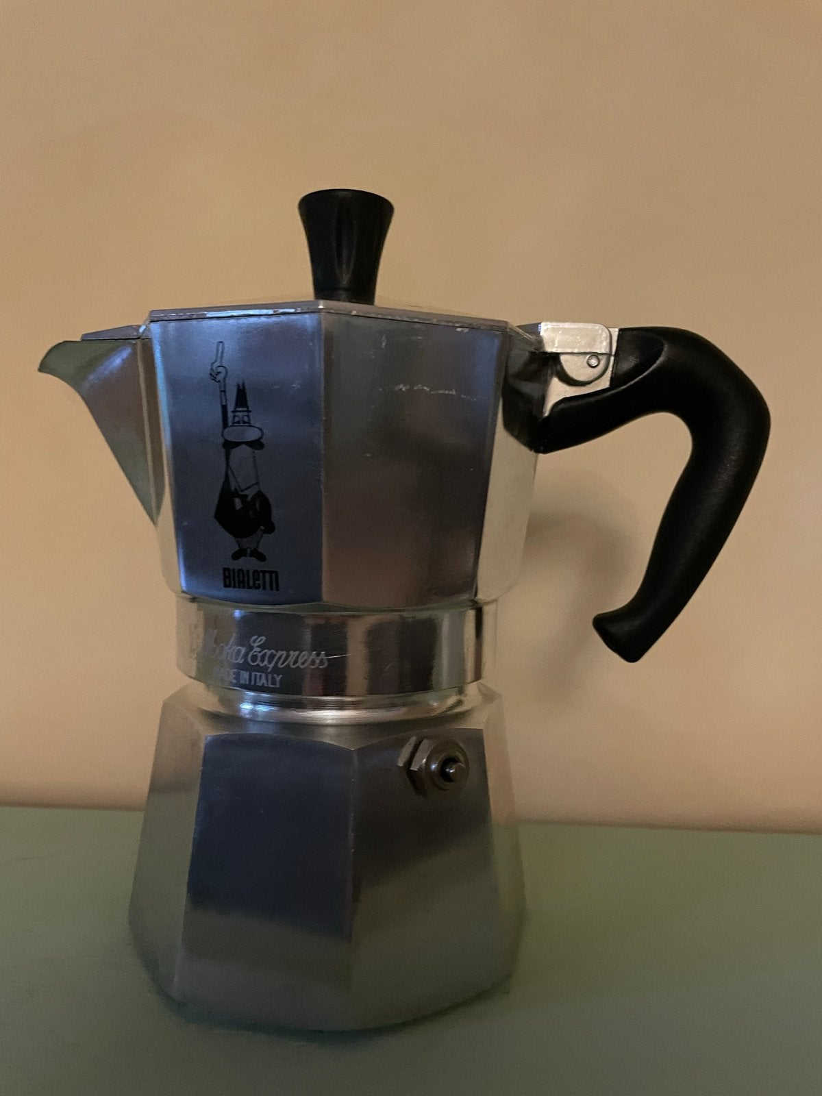 Bialetti Moka Express - Klassieke Italiaanse Koffiepot, Gebruikt, Espresso apparaat, Gemalen koffie, Ophalen of Verzenden