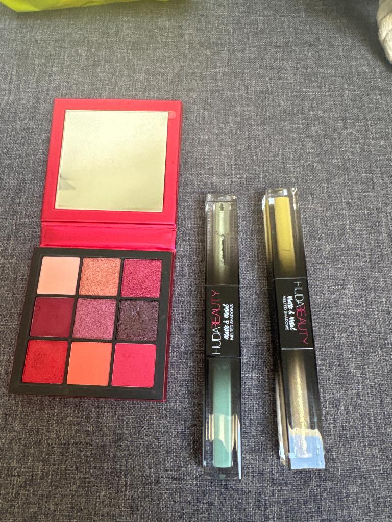 Huda beauty shadows make-up, Ophalen of Verzenden, Zo goed als nieuw, Gehele gezicht