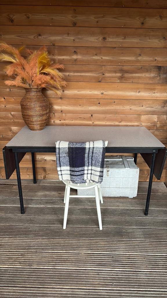 Vintage industriële marko bureau tafel met zij stukken, Huis en Inrichting, Bureaus, Ophalen, Metaal, Schoolbureau, Zo goed als nieuw