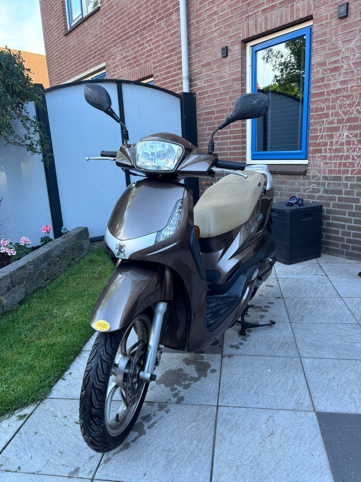 Peugeot Tweet Scooter met slot, helm en reservesleutels, Fietsen en Brommers, Ophalen, Gebruikt, Benzine, Overige modellen