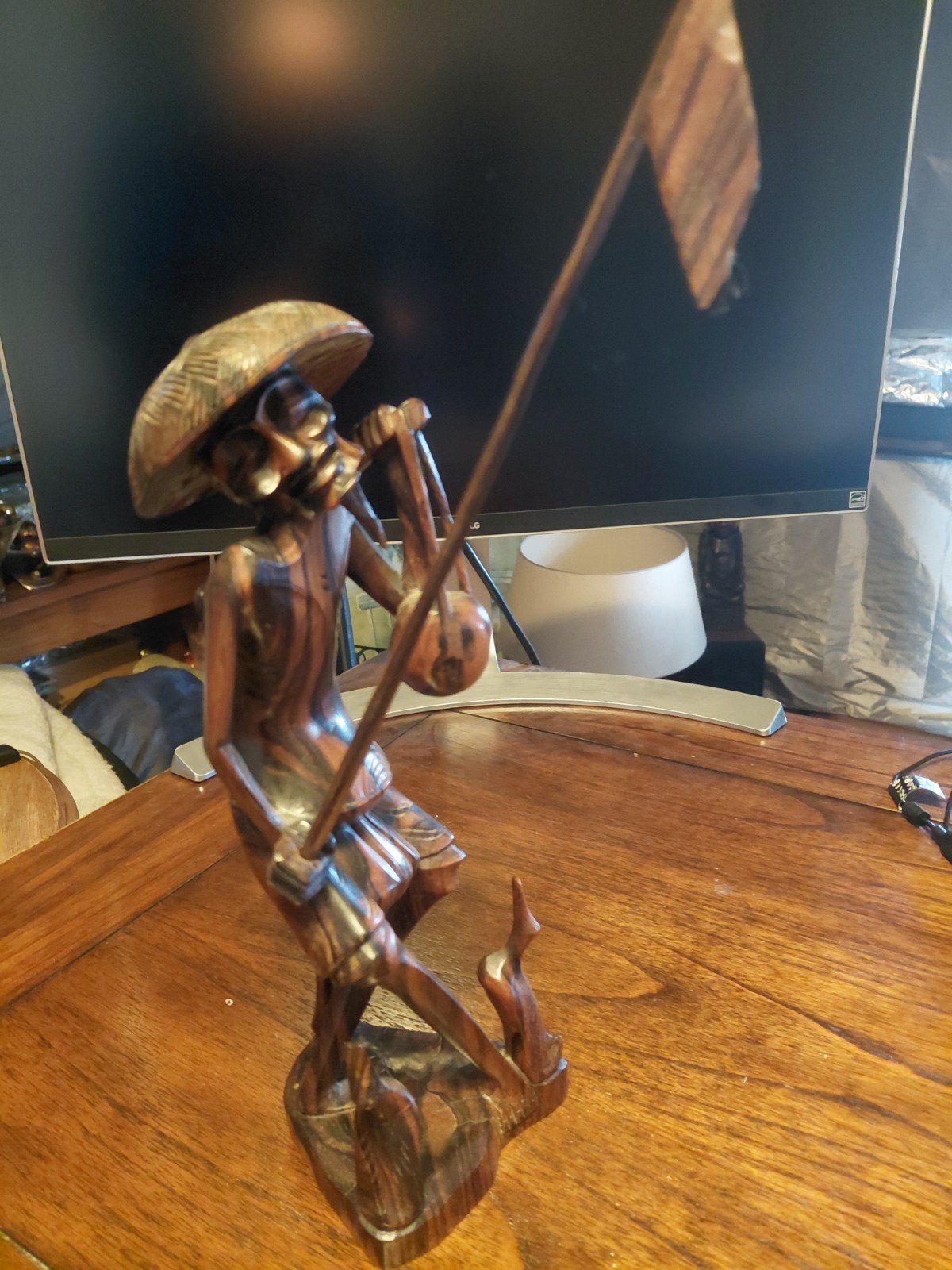 Handgesneden houten beeld van visser met hoed, Ophalen of Verzenden, Handgemaakt, 20 - 50 cm, Beeld