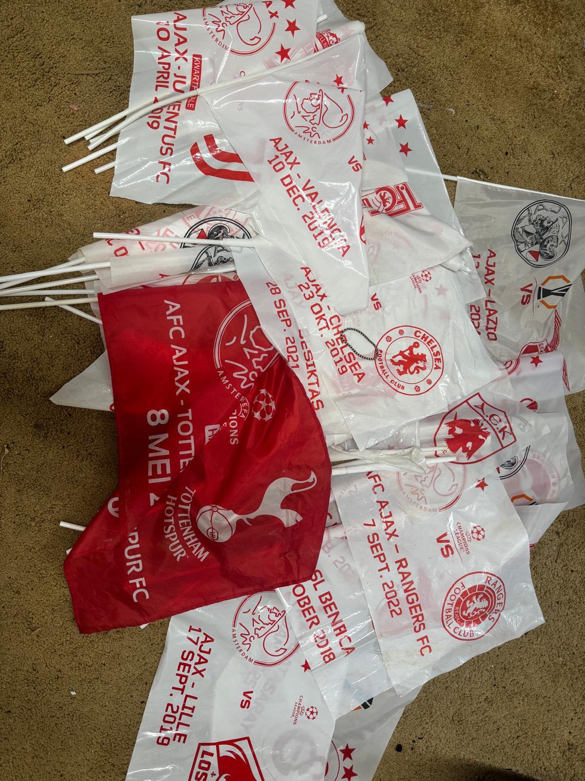 Ajax CL vlaggetjes gratis af te halen