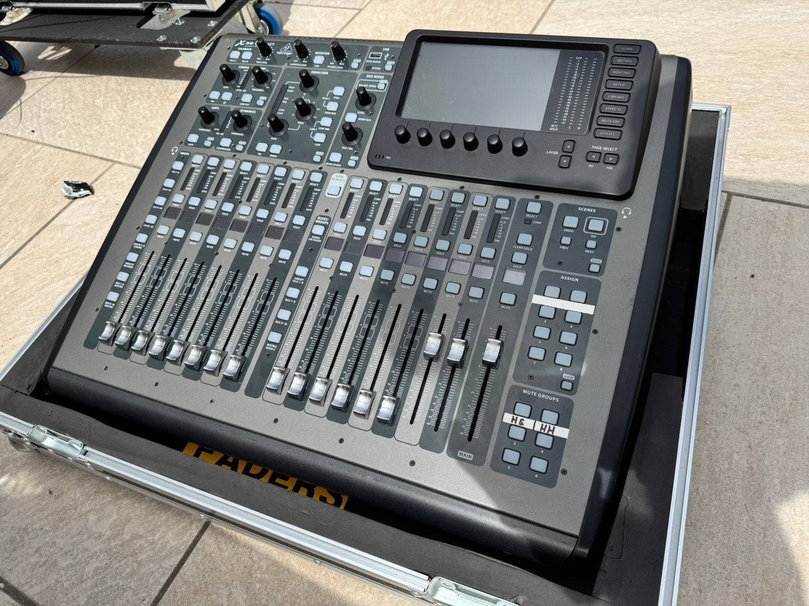 Behringer X32 Compact + Flightcase / Wheels + Deckasver, Ophalen, Zo goed als nieuw, 20 kanalen of meer, Microfooningang