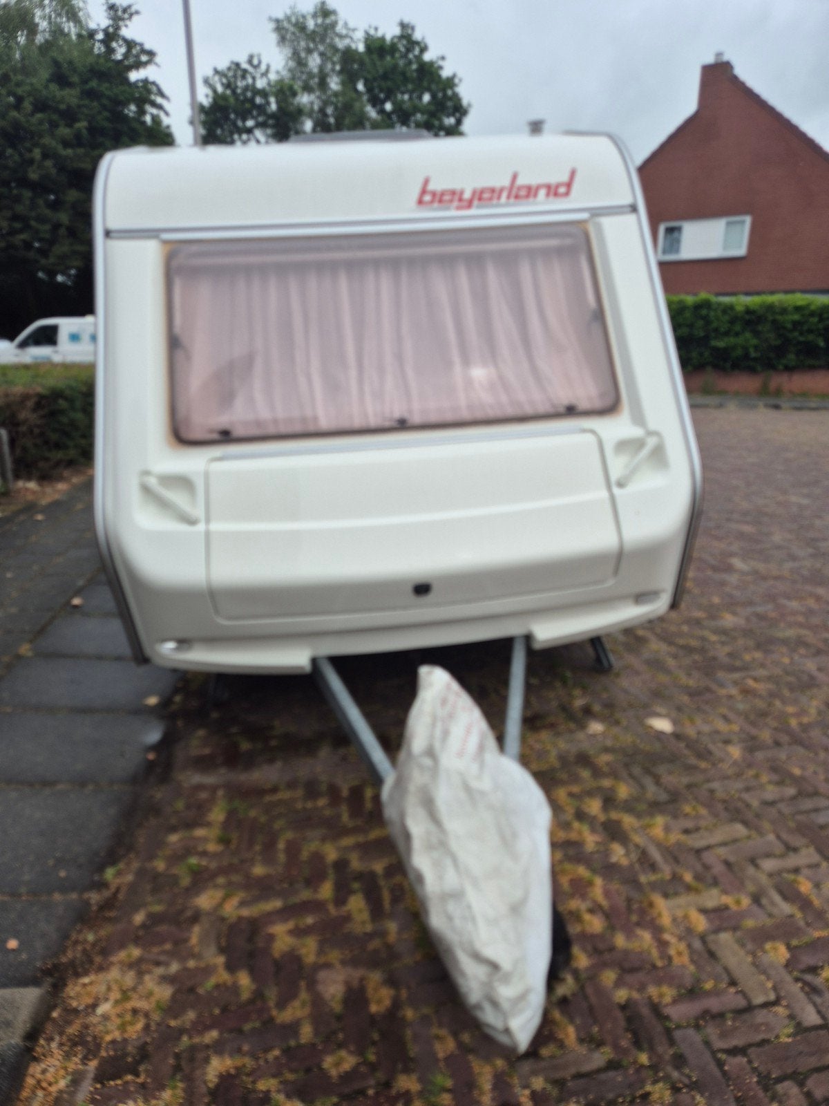 Beyerland Sprinter 390-D - Compacte en complete caravan, Vast bed, Treinzit, 750 - 1000 kg, Particulier