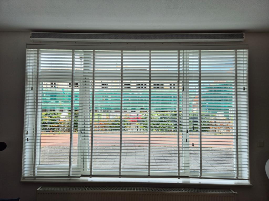 Witte houten jaloezien, Huis en Inrichting, Stoffering | Gordijnen en Lamellen, Gebruikt, 150 tot 200 cm, 200 cm of meer, Wit