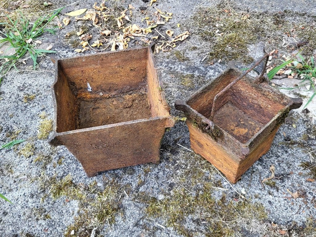 2x gietijzeren bakjes (Bloembak) uit IJzergieterij, Ophalen