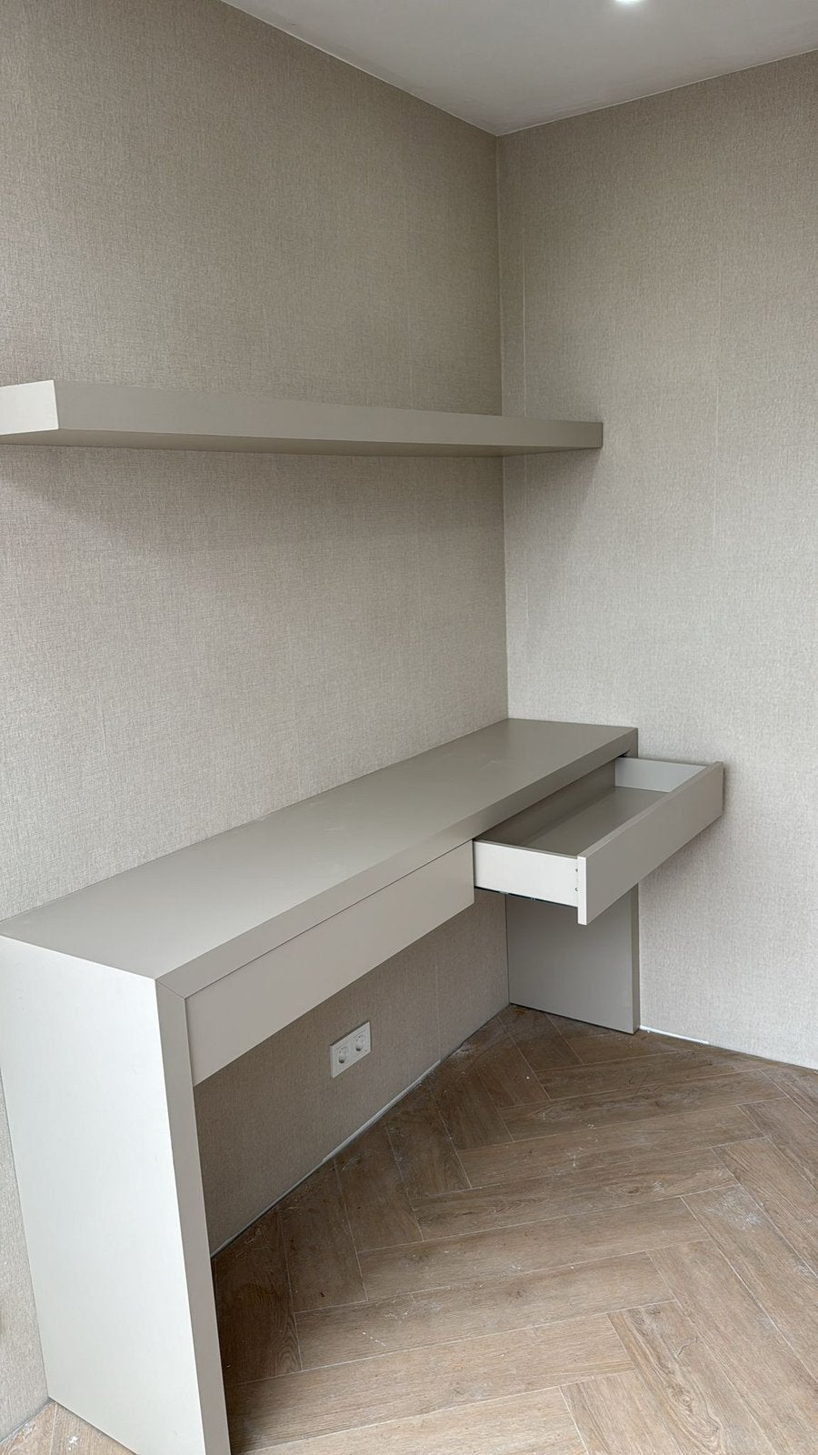 Hoge kwaliteit bureau met wandplank, Huizen en Kamers, Kamers te huur, Den Haag