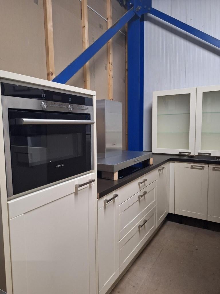 keuken Compleet met APP 120Keukens op voorraad Nr. 2929, Ophalen of Verzenden, Zo goed als nieuw, Hoekkeuken, Met kookeiland