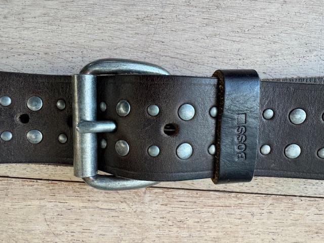 Bijna nieuwe Boss bruin leren riem met studs maat 95, Kleding | Heren, Riemen en Ceinturen, 95 tot 105 cm, Bruin, Echt leder, Nieuw