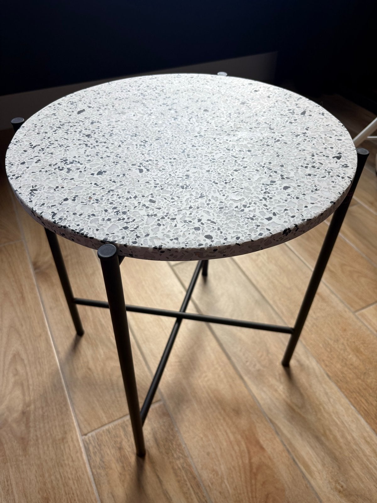 Leuk rond bijzettafeltje met terrazzo blad, Minder dan 55 cm, Metaal of Aluminium, Rond, Zo goed als nieuw