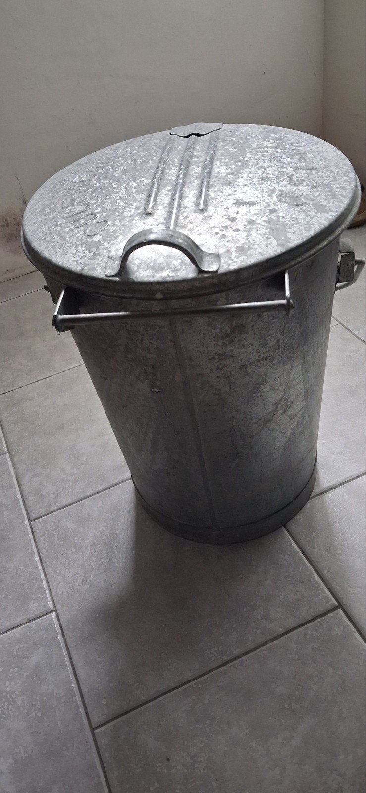 Zinken afvalemmer in goede staat, Huis en Inrichting, Woonaccessoires | Prullenbakken, Ophalen, Overige materialen, Gebruikt, 50 tot 75 cm