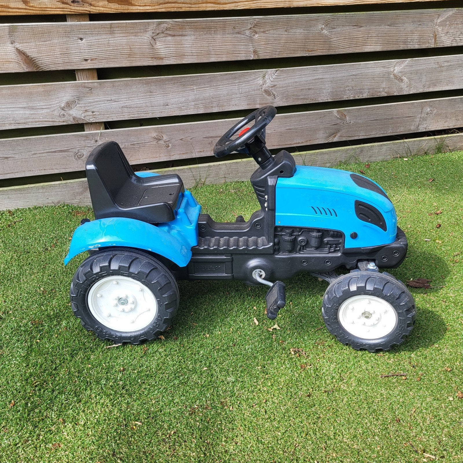 Blauwe traptractor met aanhanger, Kinderen en Baby's, Speelgoed | Buiten | Voertuigen en Loopfietsen, Ophalen, Gebruikt, Trapvoertuig