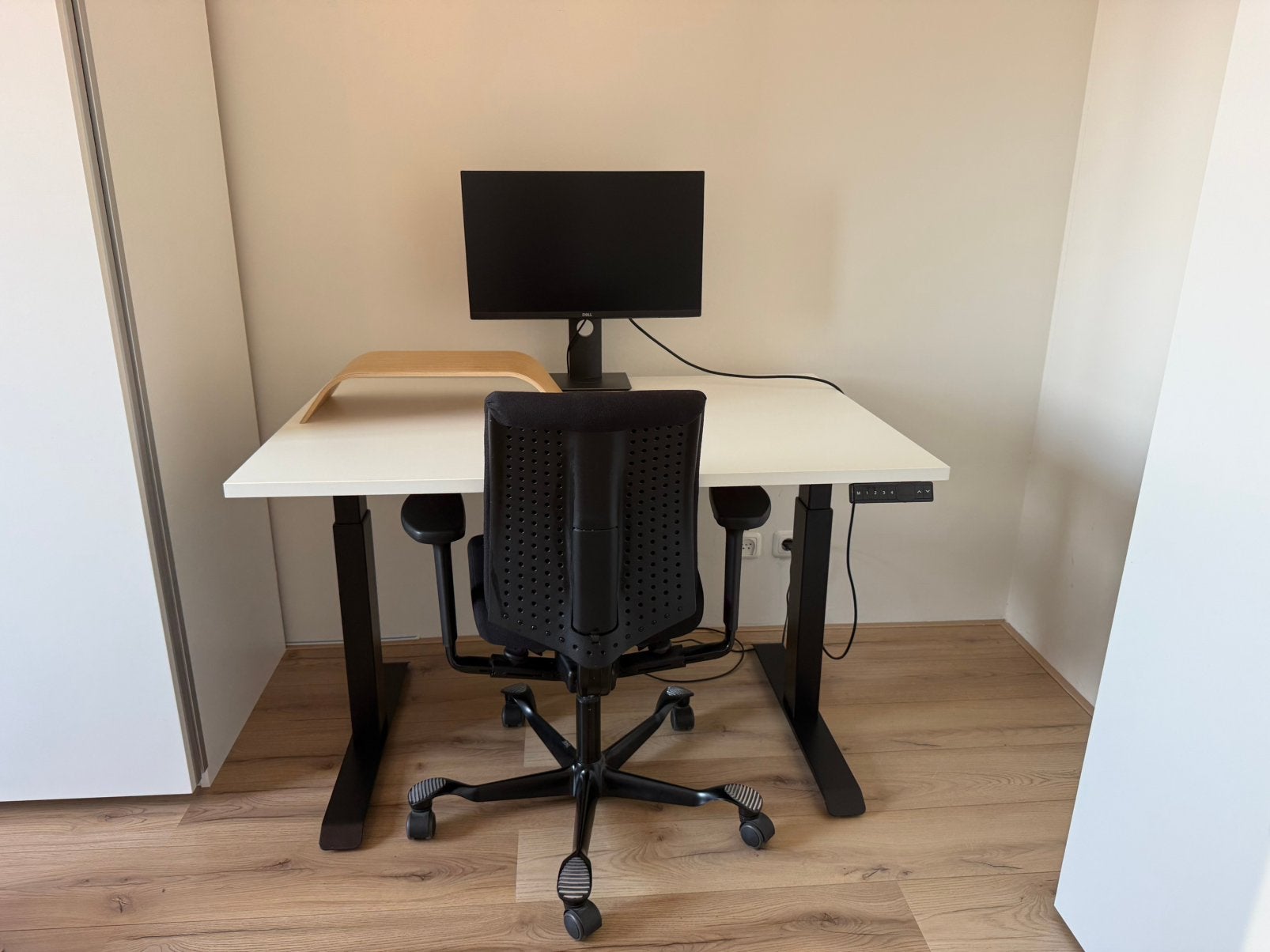 Elektrisch zit-sta bureau + monitor + stoel, Ophalen, Zit-sta bureau, 120 cm, Zo goed als nieuw
