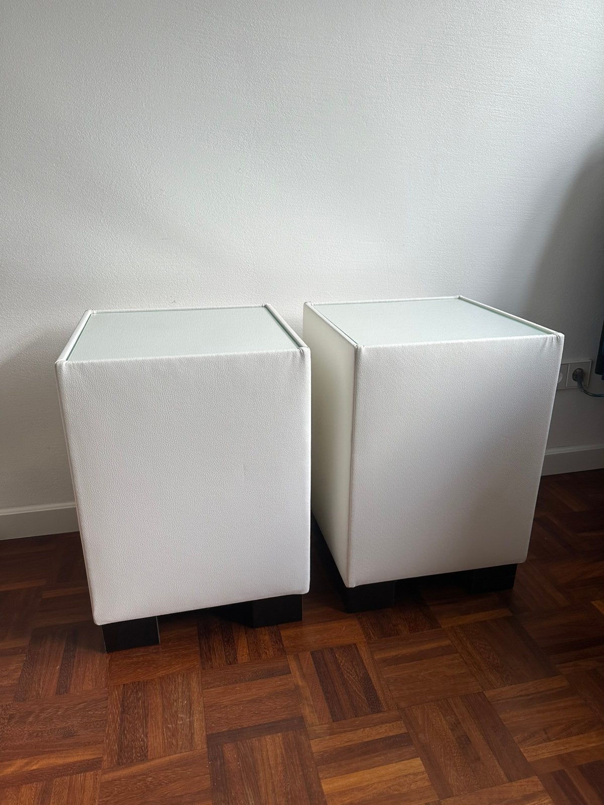 2 Mooie Witte Nachtkastjes/hoektafels/bijzettafels/tafels, Ophalen, Kunststof, Minder dan 45 cm, 55 tot 70 cm