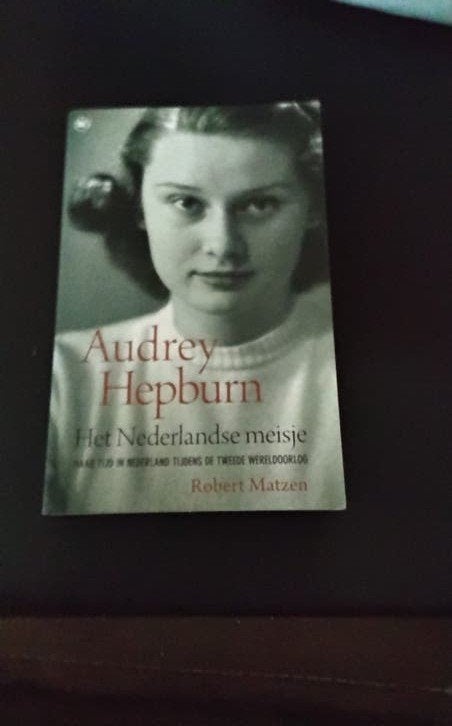 Audrey Hepburn: Het Nederlandse meisje - Robert Matzen, Ophalen of Verzenden, Zo goed als nieuw, Robert Matzen, Film, Tv en Media