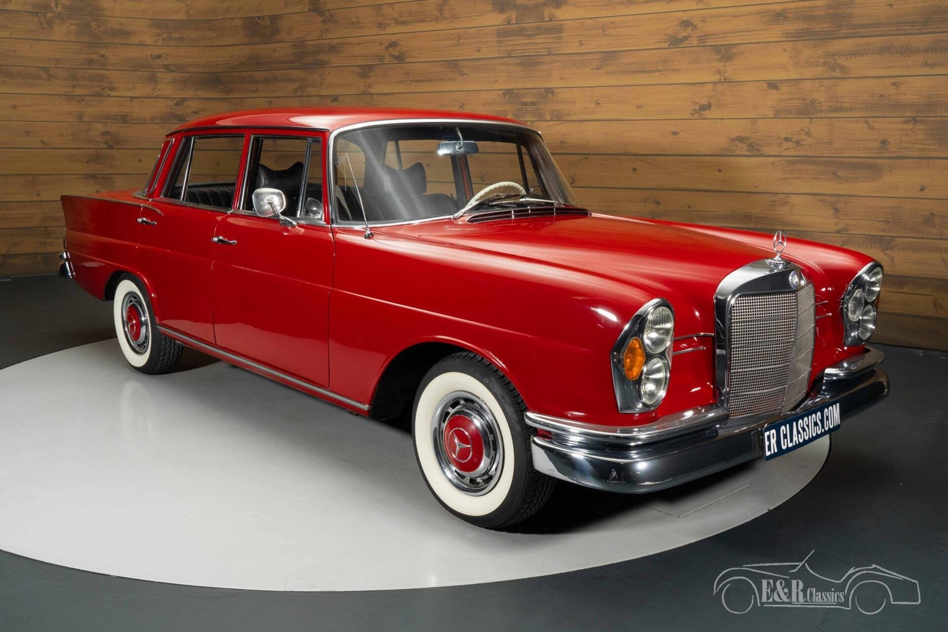 Mercedes 230 S Sedan | 1965, Auto's, Oldtimers, Lederen bekleding, Achterwielaandrijving, Zwart, 4 stoelen