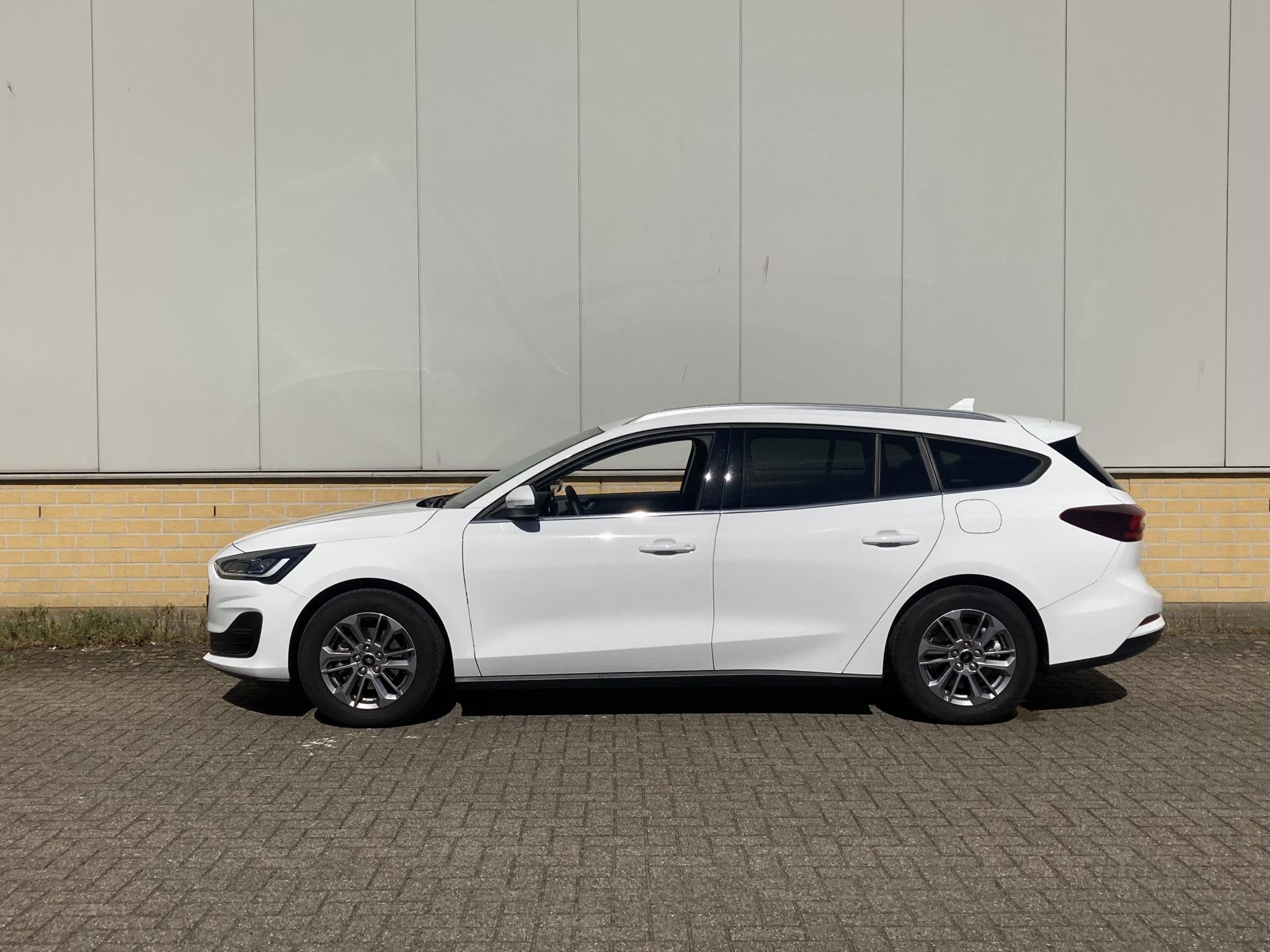 Ford Focus 1.0 EcoBoost Hybrid 125 pkTitanium Wagon Groot sc, Gebruikt, Wit, Origineel Nederlands, Handgeschakeld
