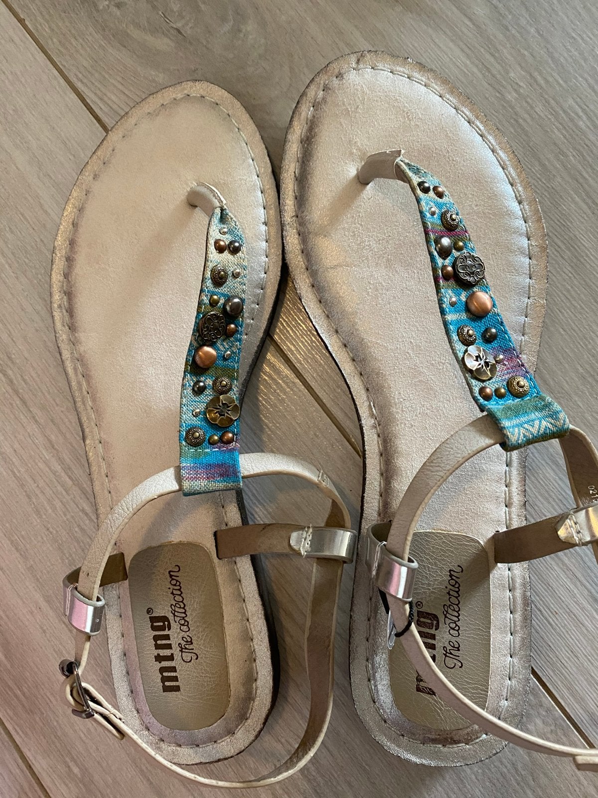 MTNG Sandalen met kralen en gesp - Maat 41 nieuw, Kleding | Dames, Ophalen of Verzenden, Zo goed als nieuw, Beige, Sandalen of Muiltjes